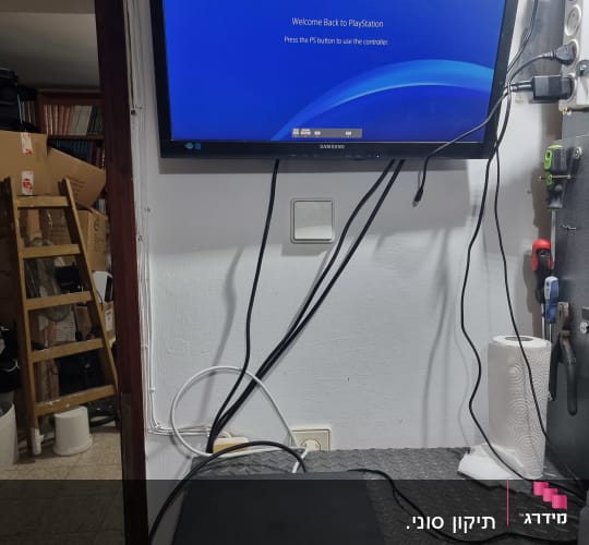 מסך פלייסטיישן 4 מחובר לקונסולה על שולחן עבודה